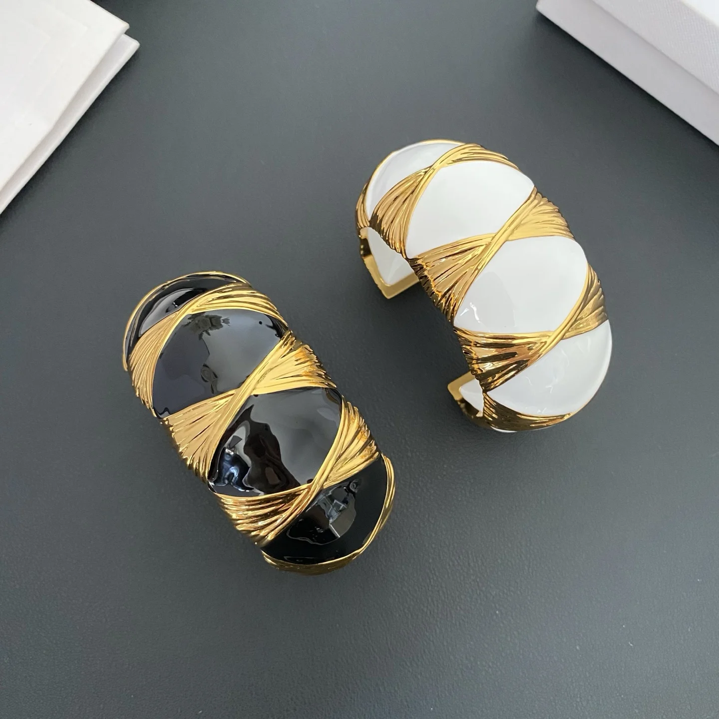 

Europe America Black White Drop Glazed Open Wide Cuff Bracelet Woman Top Quality Jewelry Popular Accessories