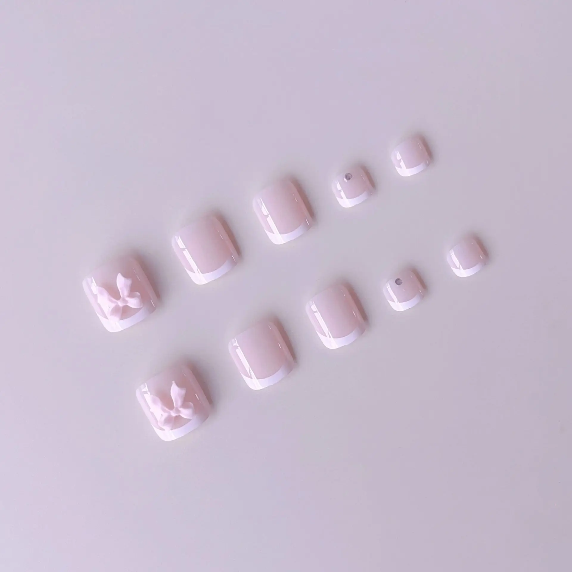 24 Stück süße Schleifen zum Aufdrücken der Zehennägel im koreanischen Stil, einfacher weißer Rand, französische Spitzen, gefälschte Zehennägel, Strass-Dekor, falsche Zehennägel