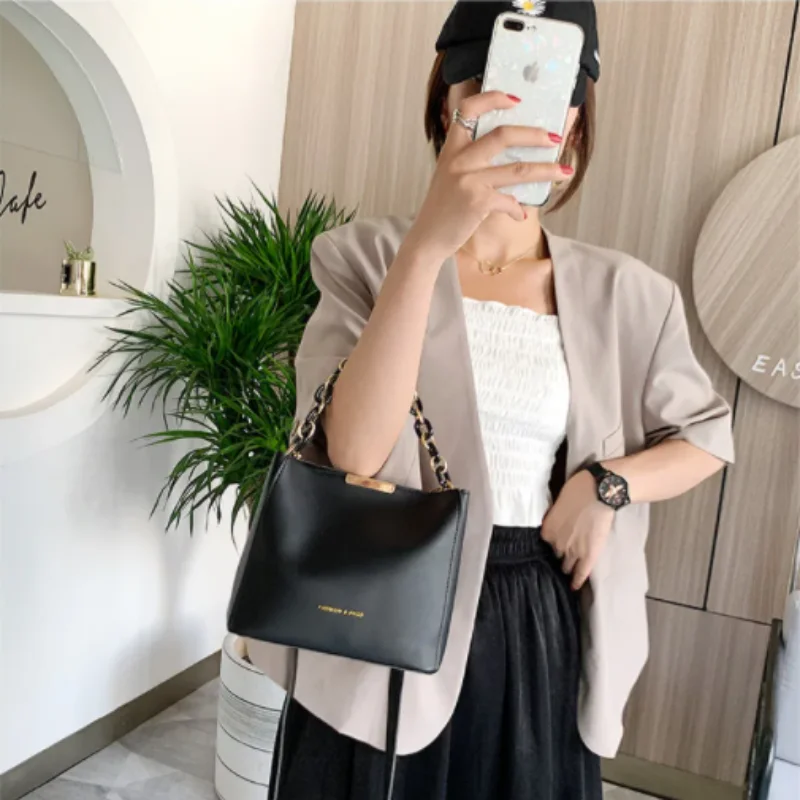 حقيبة الكتف مع مقبض سلسلة للنساء ، حقائب السيدات Crossbody ، حقيبة يد دلو ، والأزياء