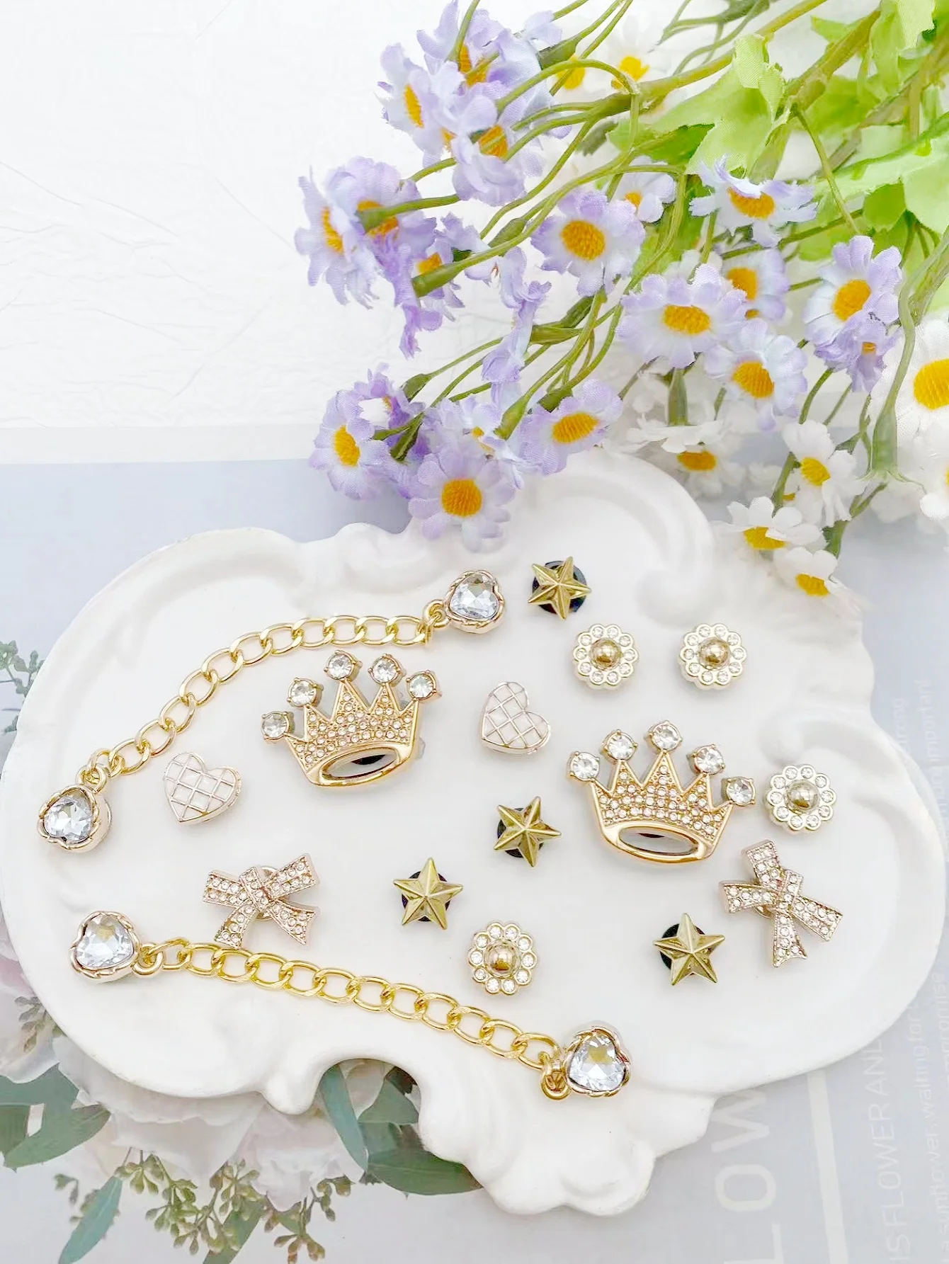 16 pieces of golden crown shoes decorated with DIY casual shoes-interesting and multifunctional personalized shoes.