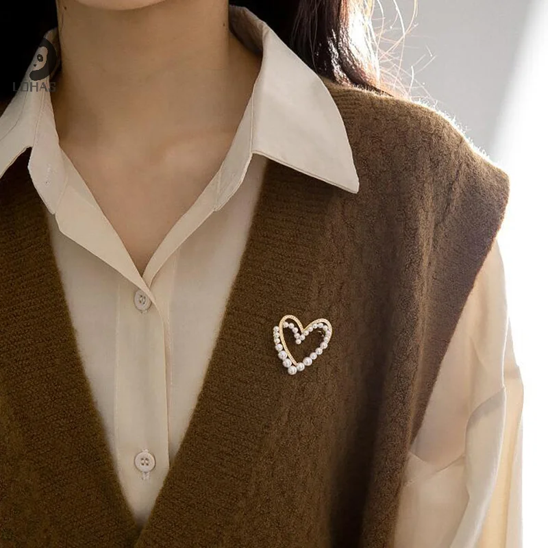 1 قطعة القلب الأبيض اللؤلؤ بروش دبابيس الملابس العصرية فستان تي شيرت القلب وشاح دبابيس كريستال وشاح حريري مشبك بروش