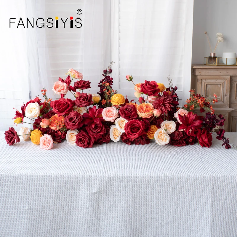 結婚式のテーブルバラ牡丹赤いアジサイの植物花の配置パーティーステージの造花背景床の花