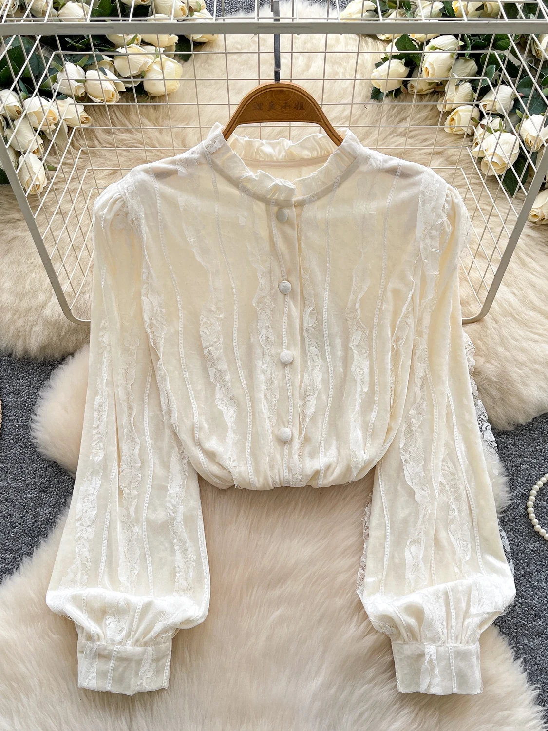 Kardigan damski z aksamitu z koronkowymi wstawkami, warstwowy, modny, jesienno-zimowy, uniwersalny, wygodny i oddychający.