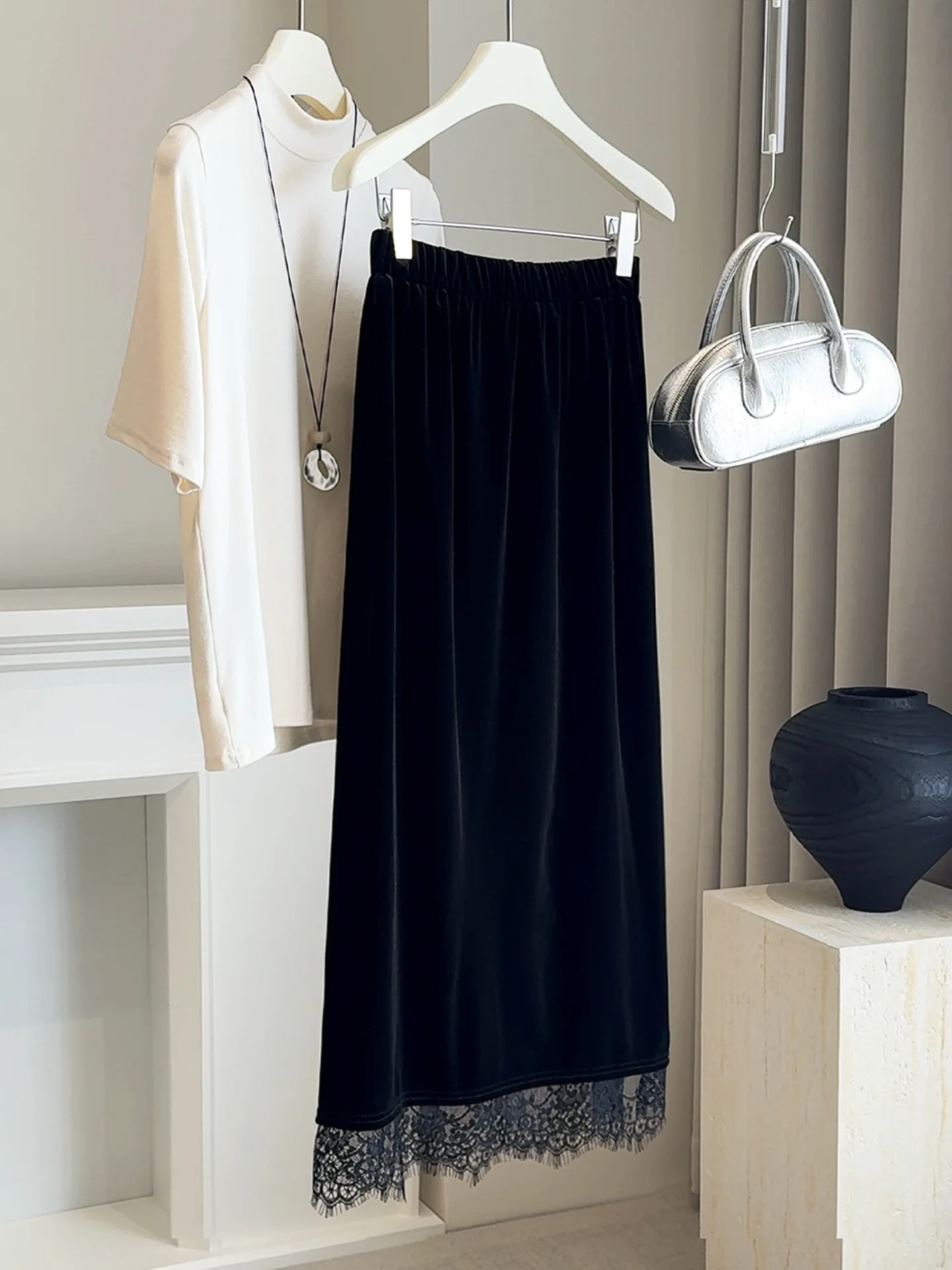 Jupe mi-longue en velours de tempérament noir français, nouvelle jupe tube droite avec ourlet fendu et bord en dentelle pour femmes, automne et hiver