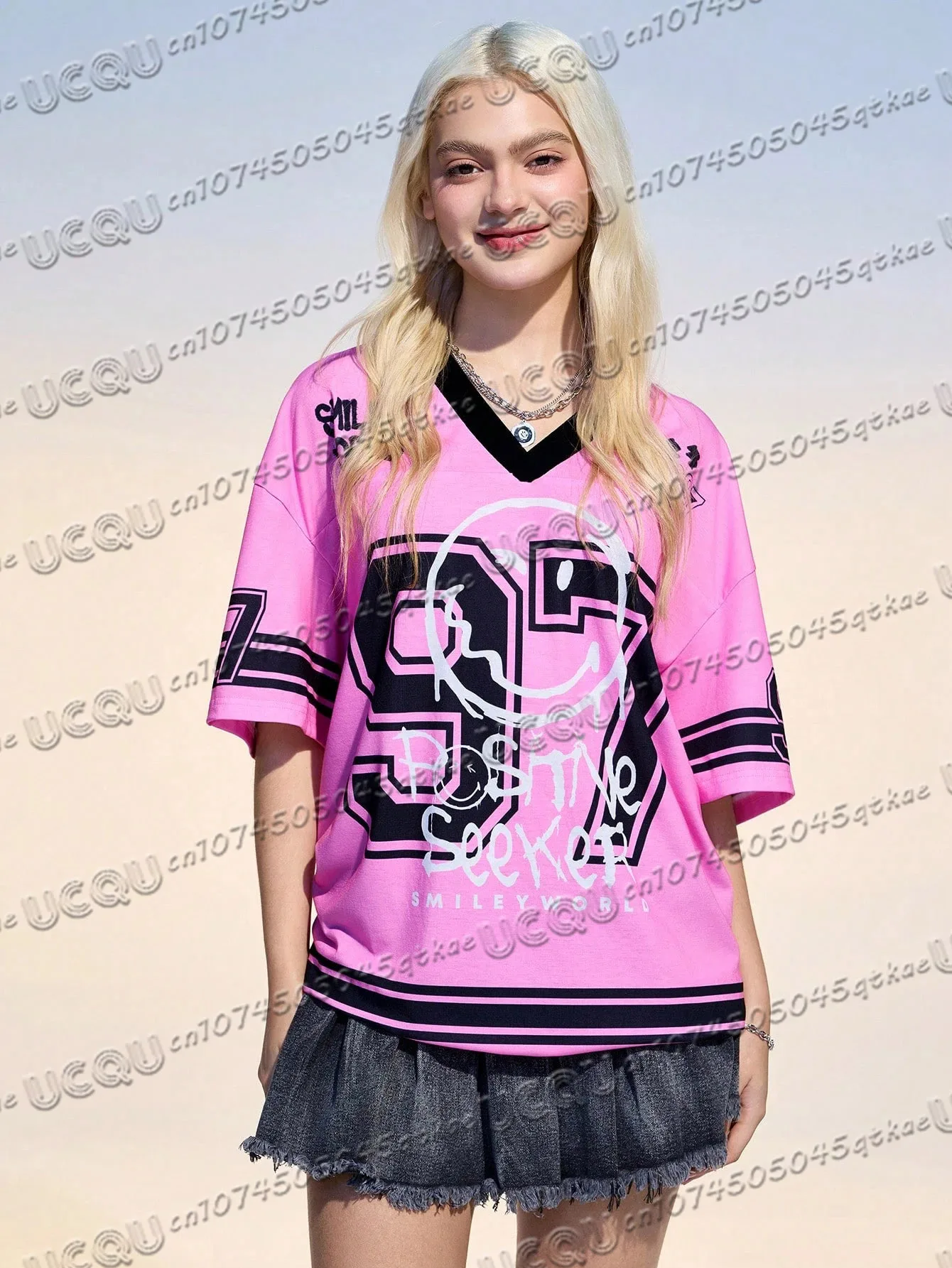 

Pink Smiley Face Printed Jersey T-Shirt Women'S V-Neck Loose Breathable Short Sleeved Fashionable Travel Couple Outfit Top