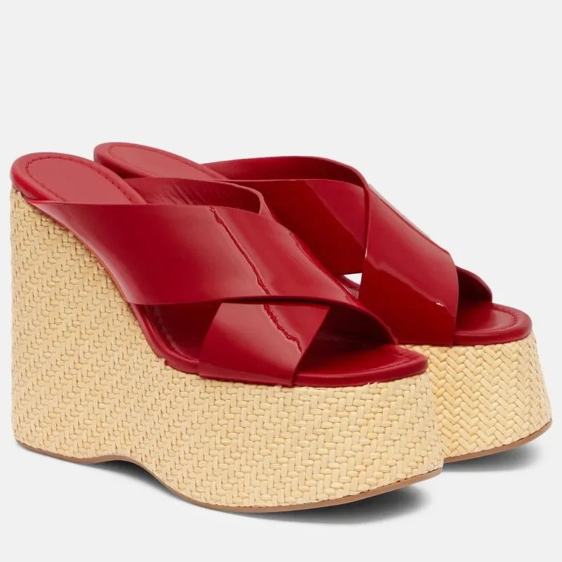 

2023 женские летние модные универсальные тапочки с открытым носком из травы, плетение на склонном каблуке, тапочки на толстой подошве с деревянным узором, банкетные сандалии