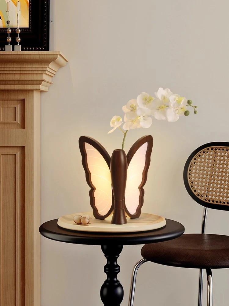 

Light color, French medieval butterfly decorative table lamp, silent wind, retro living room atmosphere, creative bedroom
