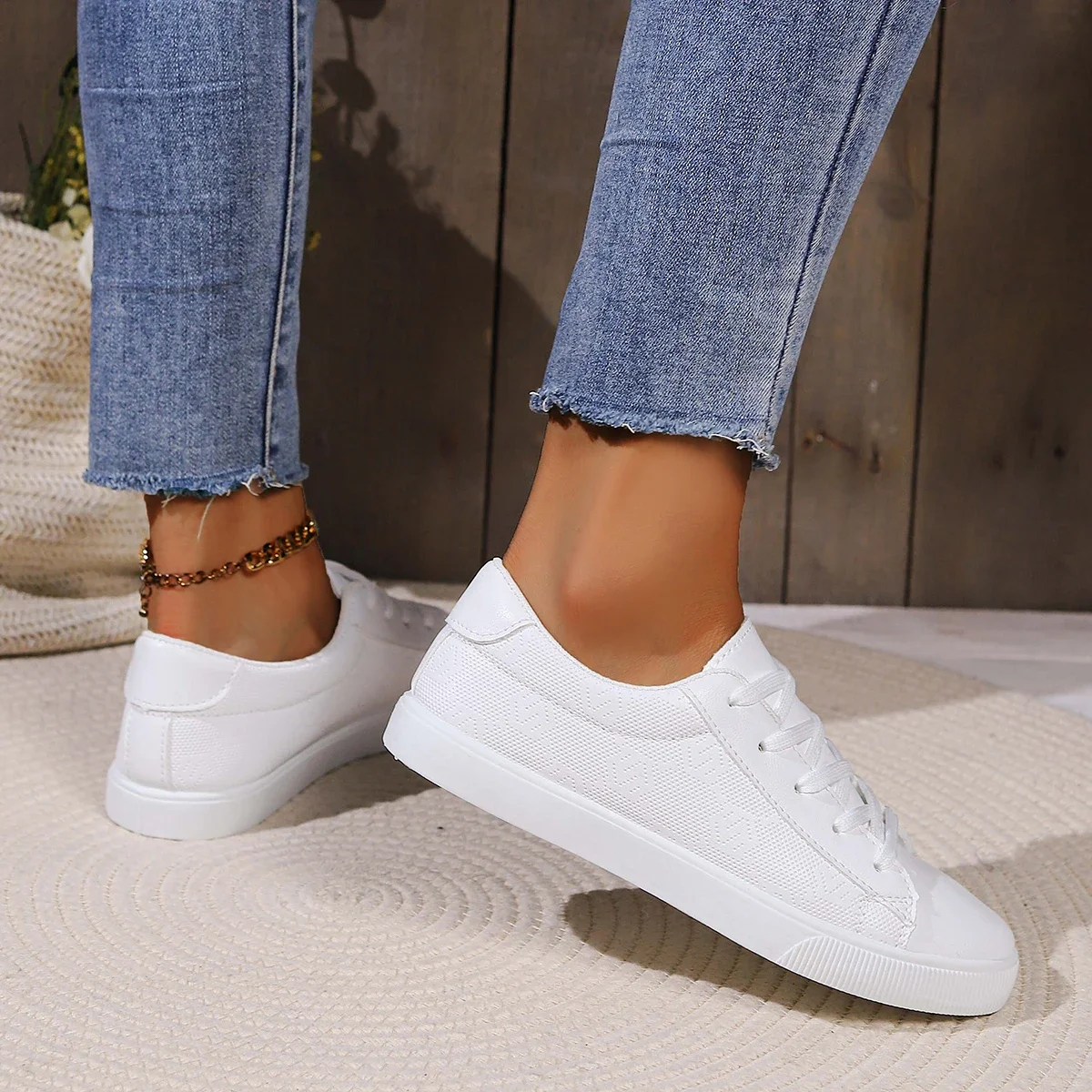 Zapatos deportivos blancos versátiles para mujer con correa cruzada suela suave antideslizante punta redonda Otoño Invierno al aire libre PU zapatos casuales de tacón bajo