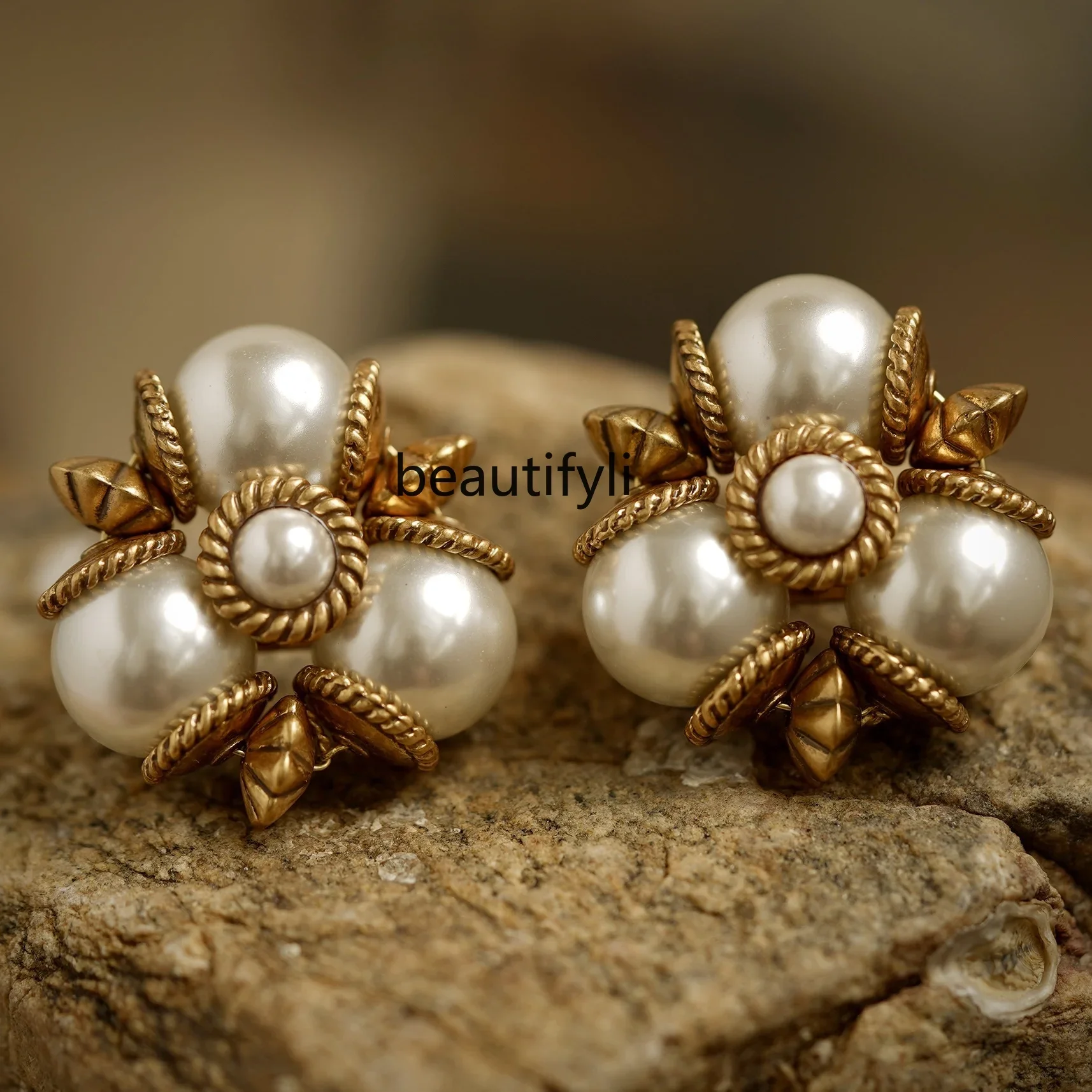 

Medieval, stud earrings are retro, autumn and winter glazed pearls are light luxury and high-end niche earrings.