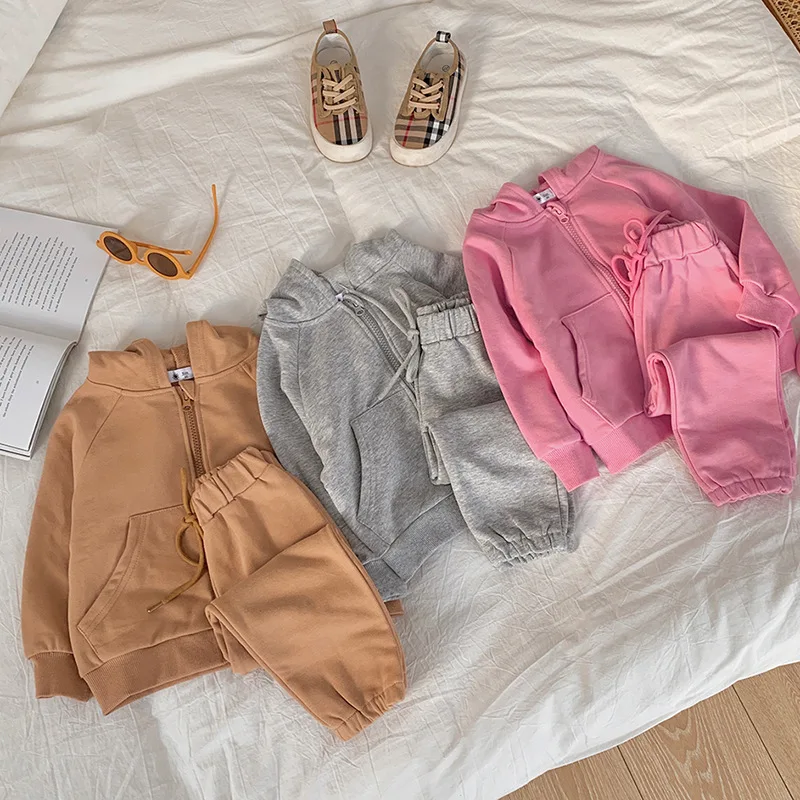 

Модные комплекты для мальчиков и девочек 2026: Новинка! Детский весенне-осенний спортивный костюм для уличных гонок, стильный двухсекционный комплект для мальчиков