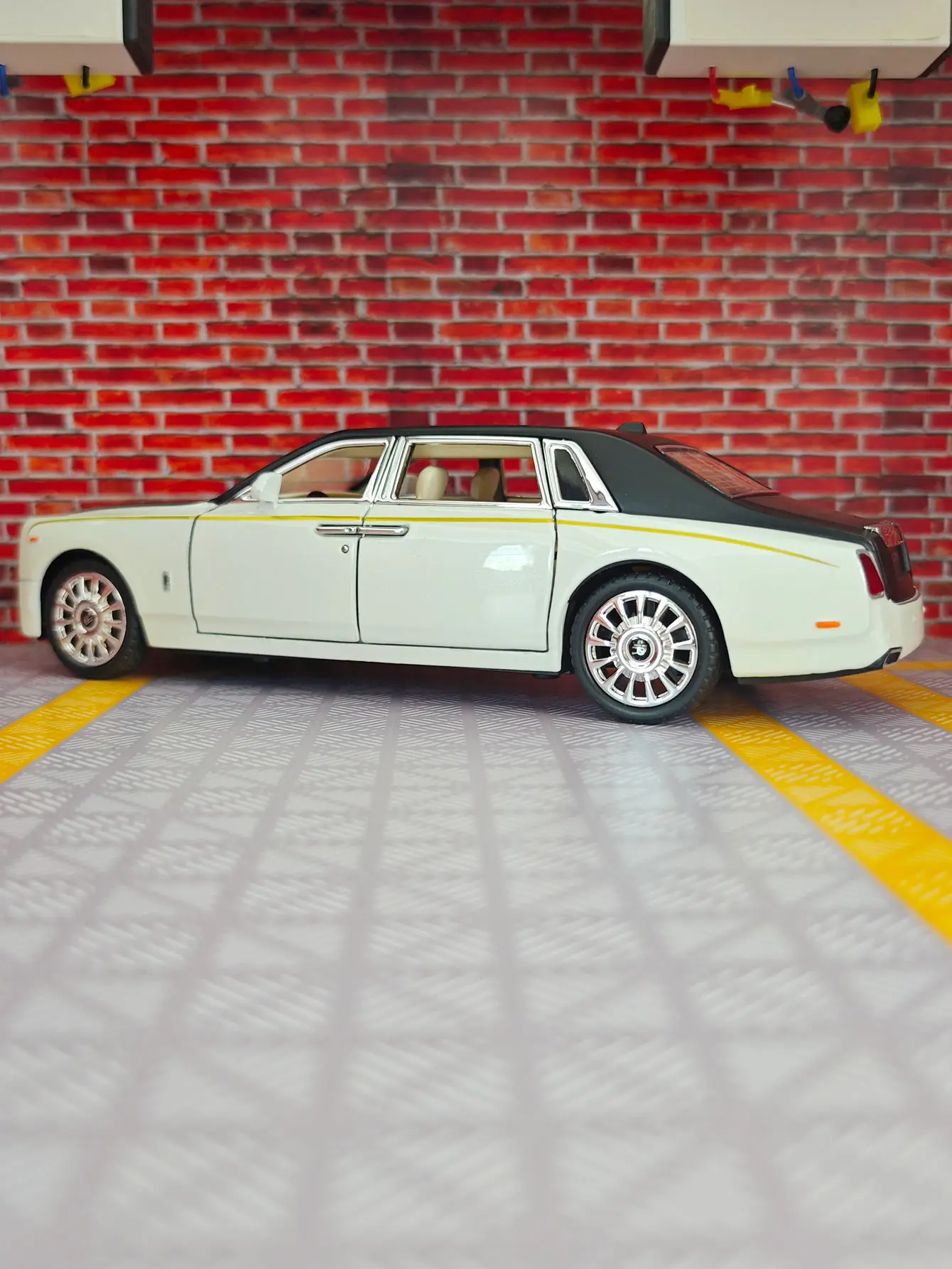 1:24 simulation Rolls Royce Phantom alloy car model, fashionable high-end luxury car, sound and light feedback gift