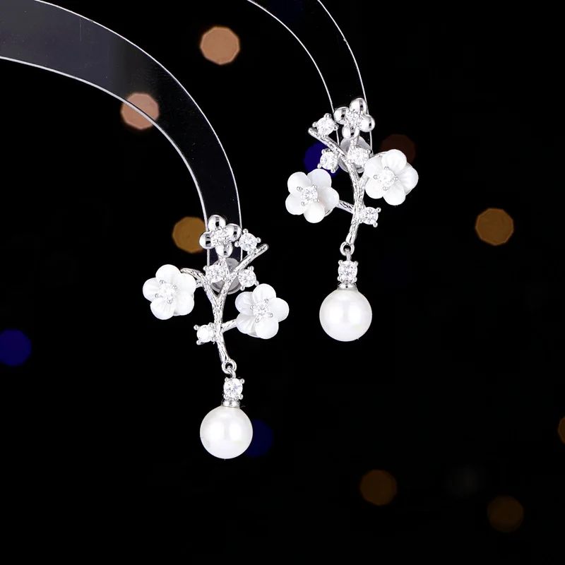 Новые элегантные и нишевые серьги высокого класса 2025 года имеют маленькие серьги и изысканные серьги-гвоздики с цветком сливы.