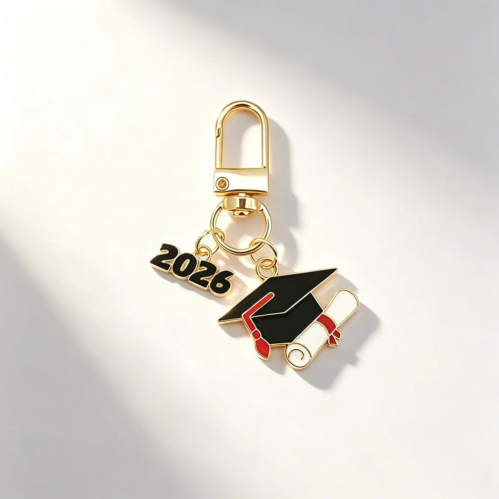 2026 Abschlusskappen-Schlüsselanhänger, vergoldeter Emaille-Taschenanhänger, trendiges College-Abschlussgeschenk für Sie, Ihn & Freunde – Detail 1