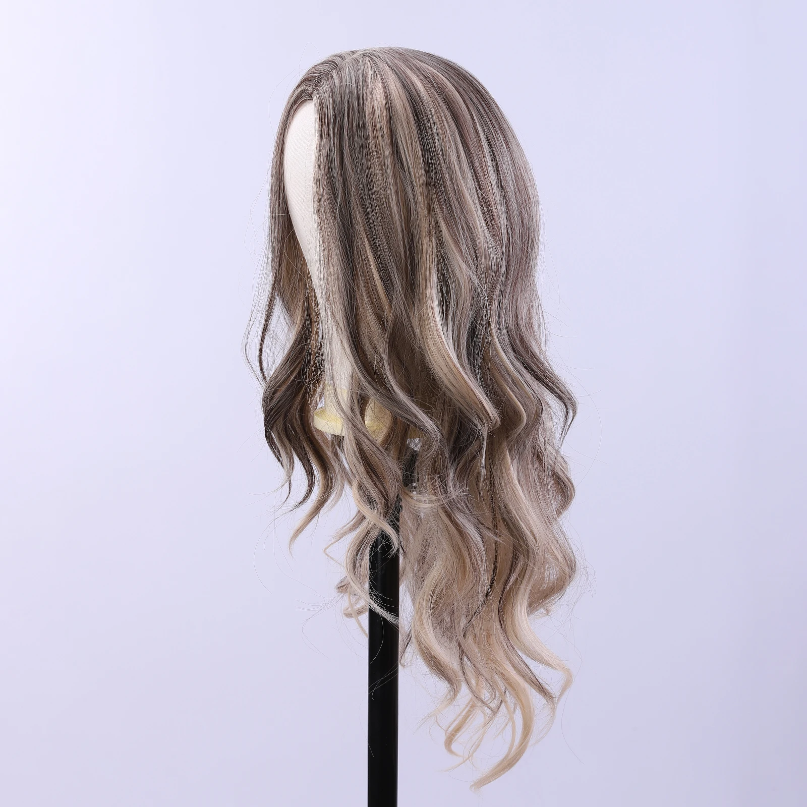 

1 женский парик, выполненный из термостойкого синтетического волокна, с естественным объемом и укладкой.