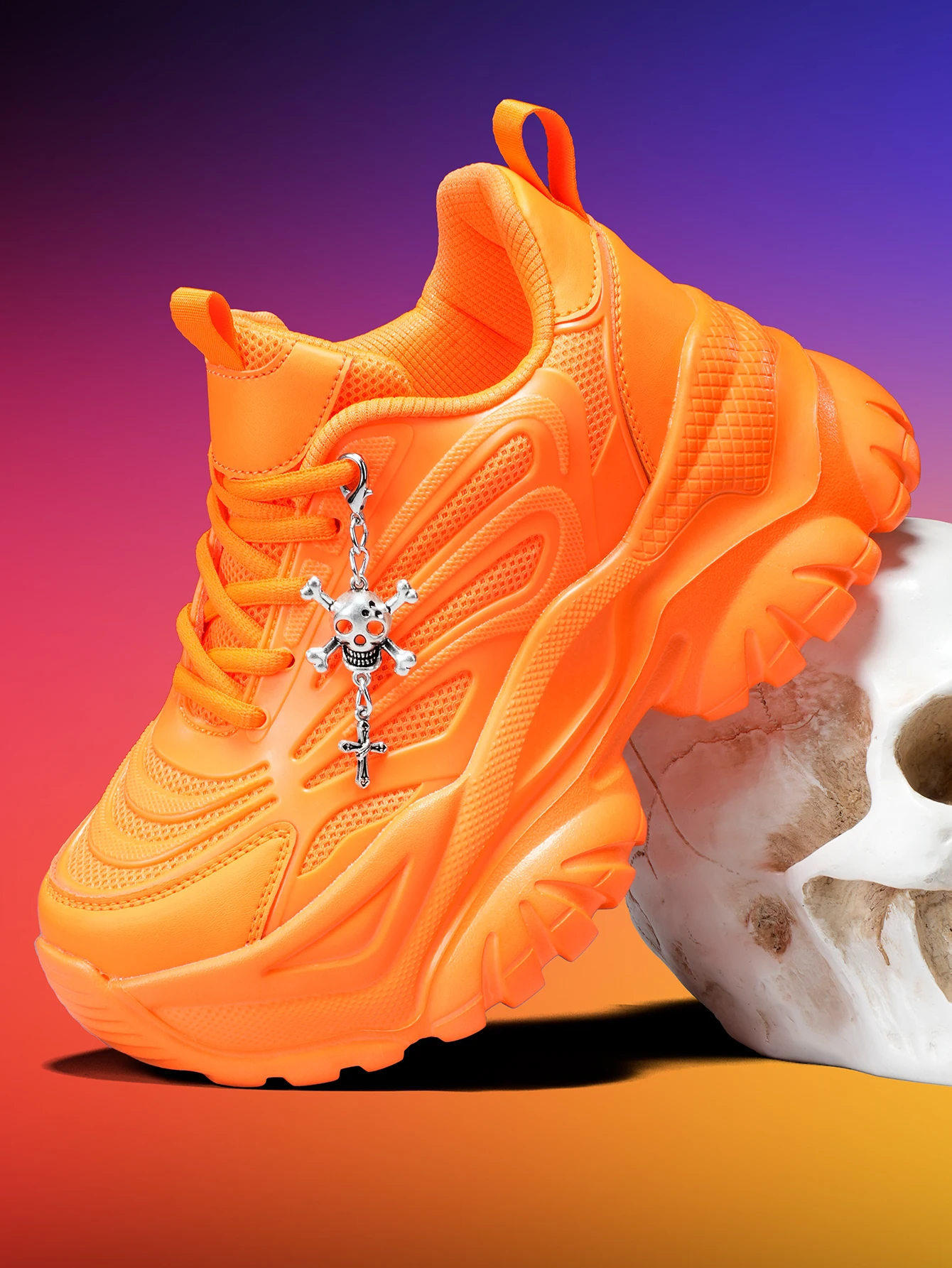 Damen-Outdoor-Allwetter-Modische Dad-Schuhe, Eva-Leichtgewicht-Sneaker mit dicker Sohle und 7 cm Absatzhöhe, orangefarbene Sportschuhe mit abnehmbarem silbernen Kreuz- und Totenkopf-Anhänger im Halloween-Punk-Stil, vielseitig einsetzbar für den täglichen Arbeitsweg und Fitness – Detail 3