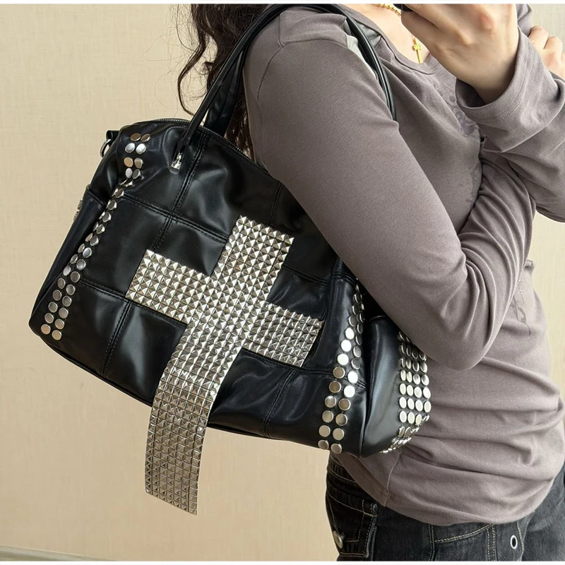 Rivet Cross Umhängetasche, Damen Punk Metall-Nietenbesetzte Tragetasche, Große Kapazität Motorrad-Biker-Stil Streetwear Handtasche – Detail 4