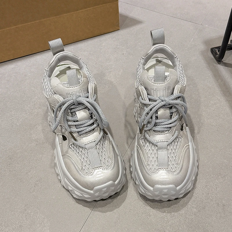 

Новые летние женские кроссовки на высокой платформе с перфорацией, вулканизированные, на толстой подошве 10 см, кожаные, повседневные, в стиле «папины кроссовки», массивные спортивные кроссовки