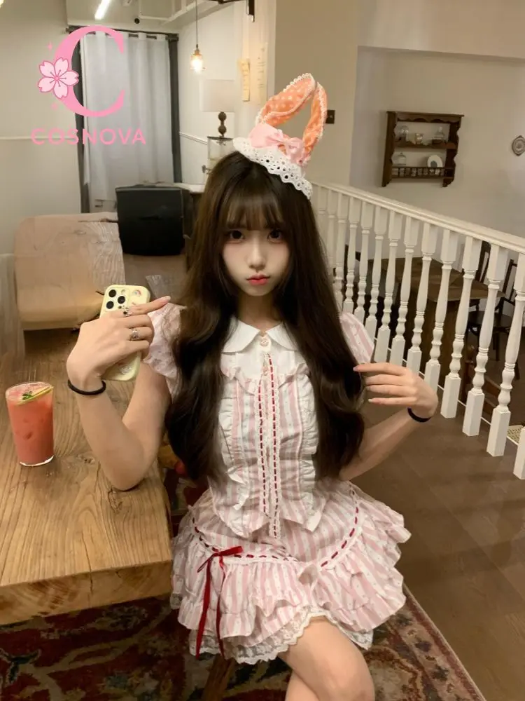 

Милый комплект в стиле Лолита: полосатый топ с воротником-куклой и юбка-тортик с высокой талией. Наряд принцессы для милых девушек в стиле кокетки.