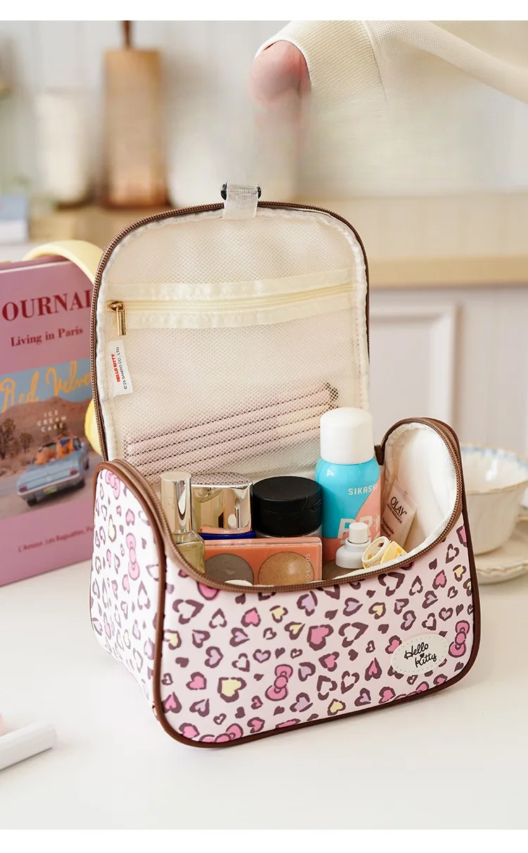 Sanfte rosa Leopardenmuster Hello Kitty bestickte Aufbewahrungstasche, multifunktionale tragbare Reise-Kulturtasche, große Kapazität – Detail 4