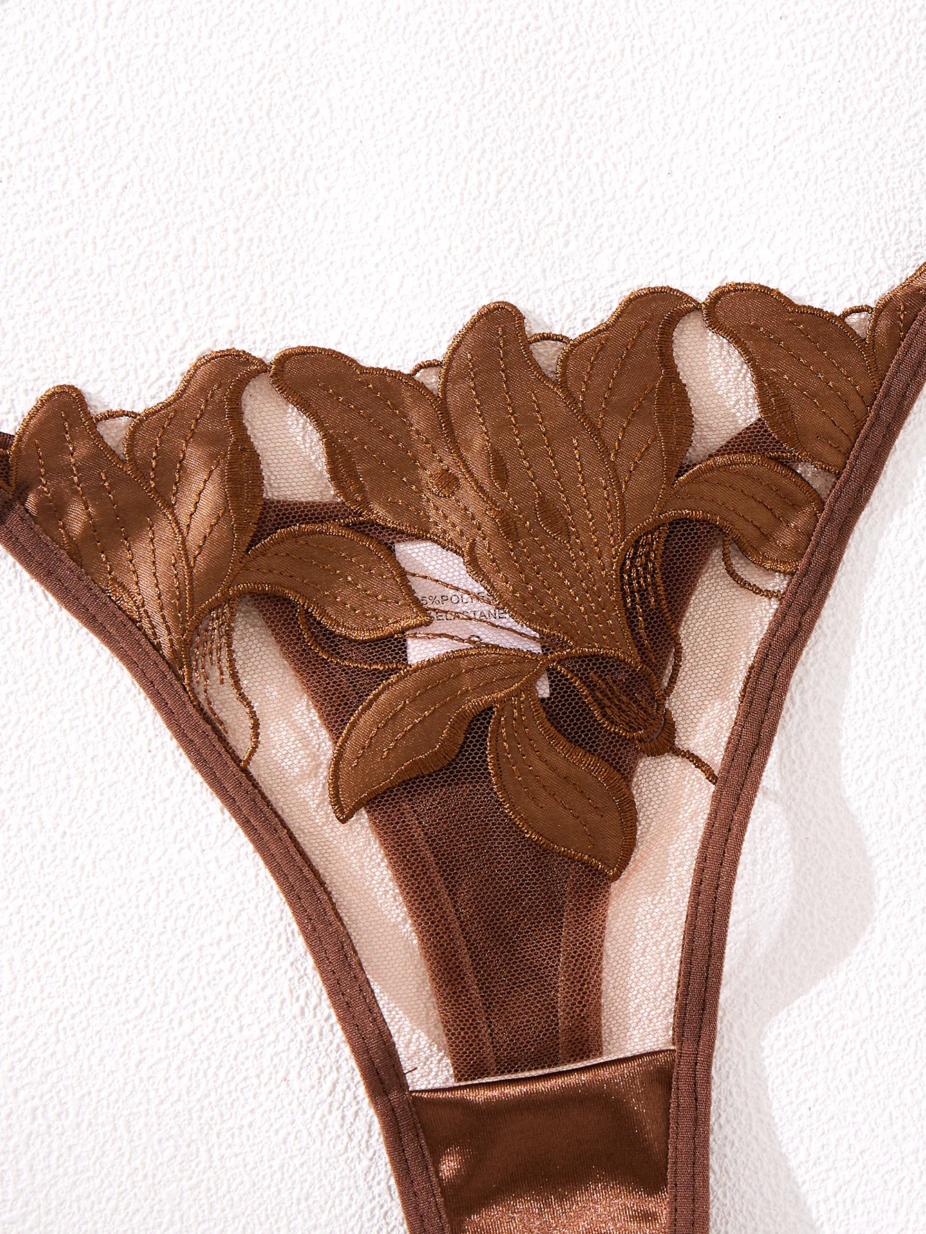 Conjunto de pijama com estampa bordada em cor café - Um conjunto com design floral adequado para mulheres, um sutiã sexy ZA824031