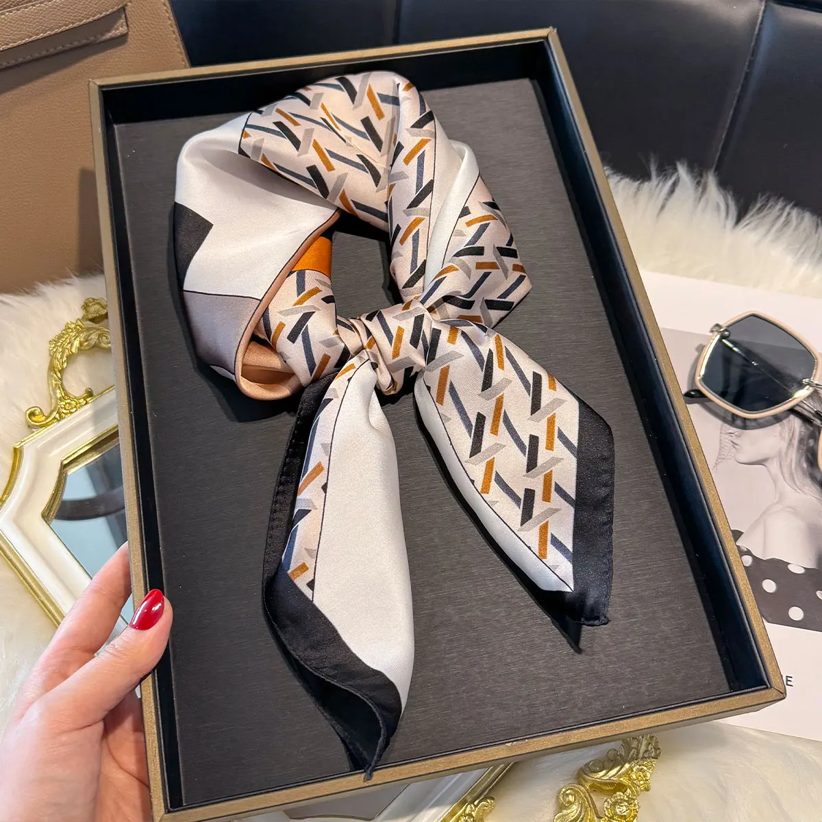 2025 70 * 70 cm Kopftuch Beliebter Druck Kopftuch Luxus Design Seidenschals Mode Sonnenschutz Schalldämpfer Quadratischer Schal Halstuch Foulard