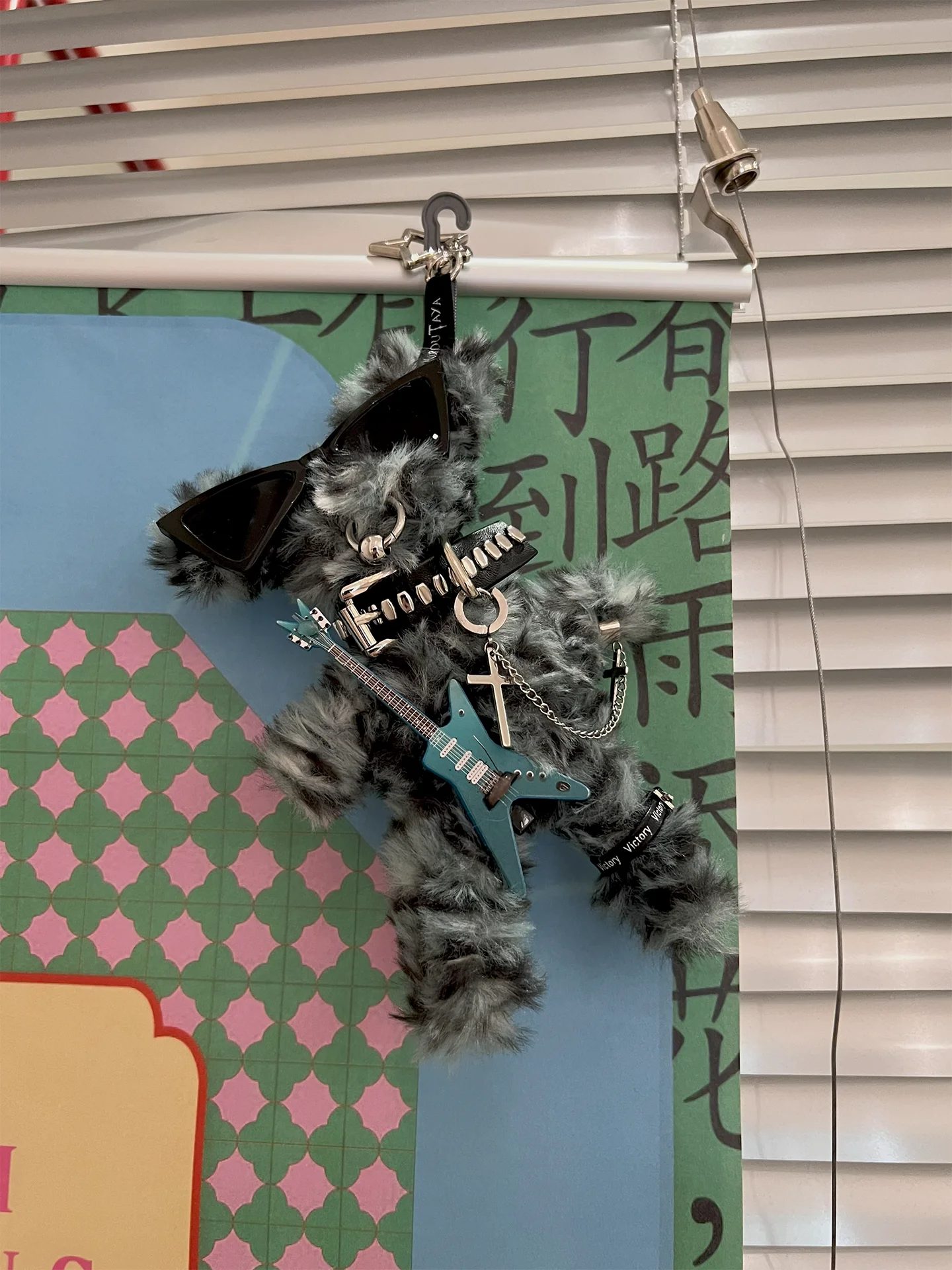 

KUROUTAYA Neon Punk Rock Style Handmade Plush Bear Toy With Sunglasses Guitar Decor Trendy Bag Keychain Pendant For Rock Fans