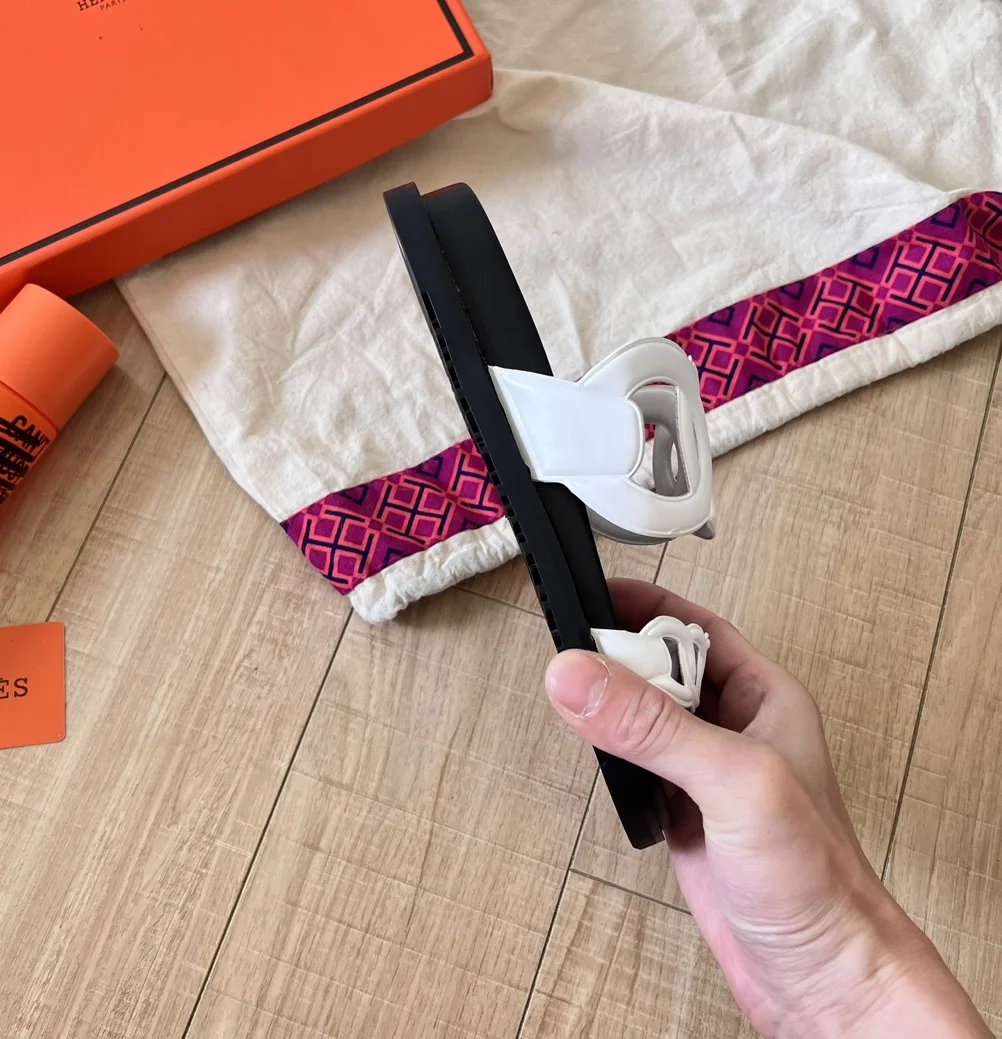 

Новые модные универсальные сандалии-шлепанцы на платформе с цепочкой 2026 года