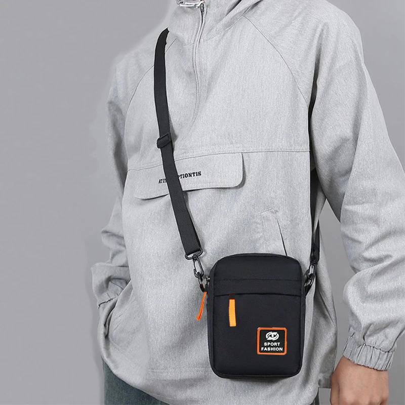 الحقيبة ذات الألوان المحايدة ذات التصميم المألوف والبسيط هي خيار ممتاز للحمل عبر الجسم أو كهدية. #6