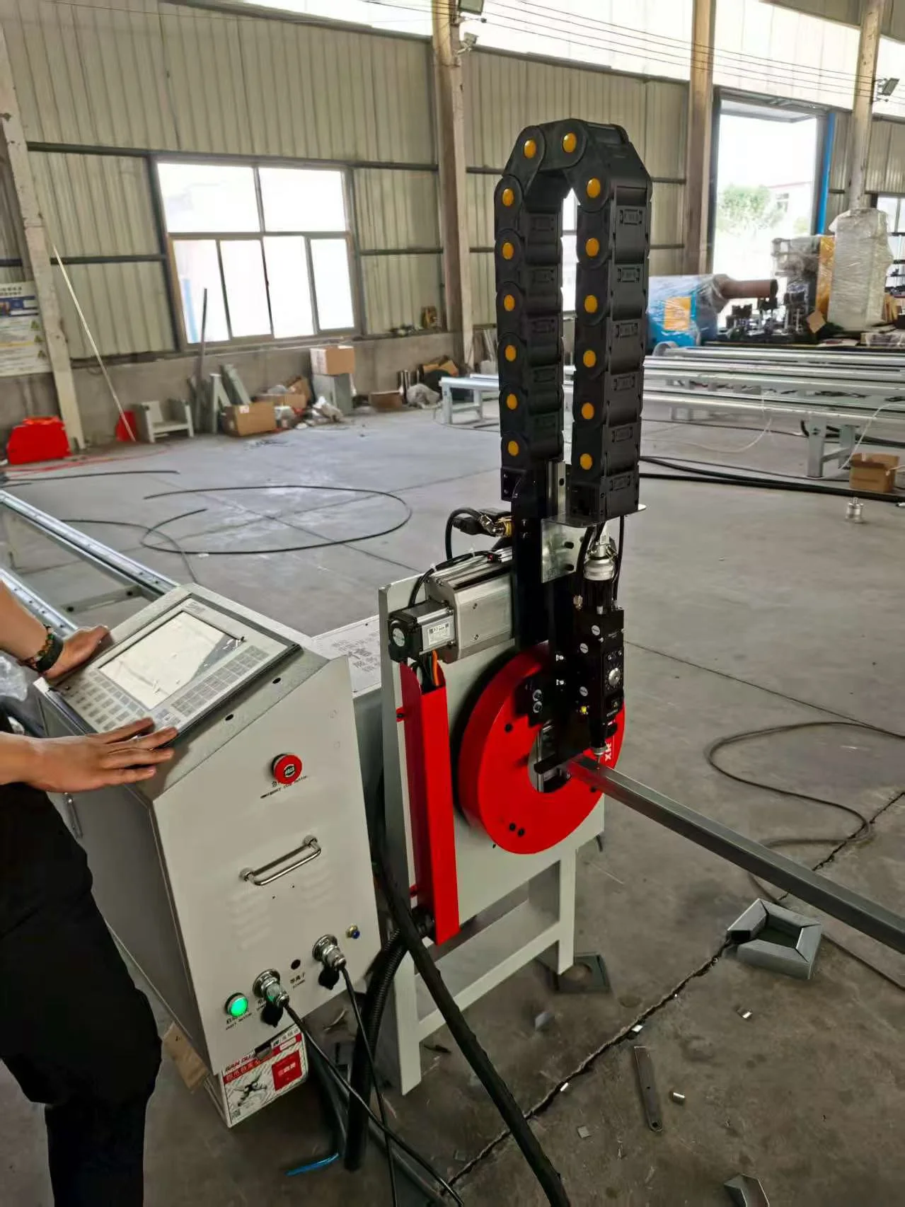 Simple Automatic 100mm Chuck CNC Fiber Laser Tube Cutting Machine Small Automatic Laser Pipe Cutting for Metal Supports AI