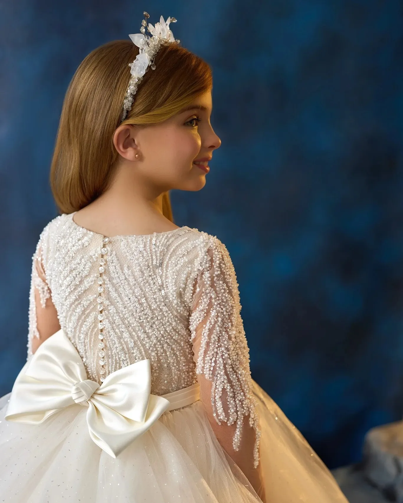 

Белые платья с цветочным узором для девочек на свадьбу с бантом из тюля с бисером для маленьких девочек, платья для дня рождения, платья для первого причастия по индивидуальному заказу