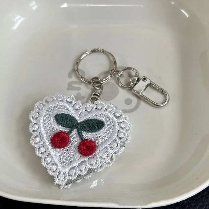 Espejo de maquillaje plegable con lazo de amor de encaje Ins, espejo de bolsillo con forma de corazón, portátil, para mujer, bolsa de tocador, llavero colgante