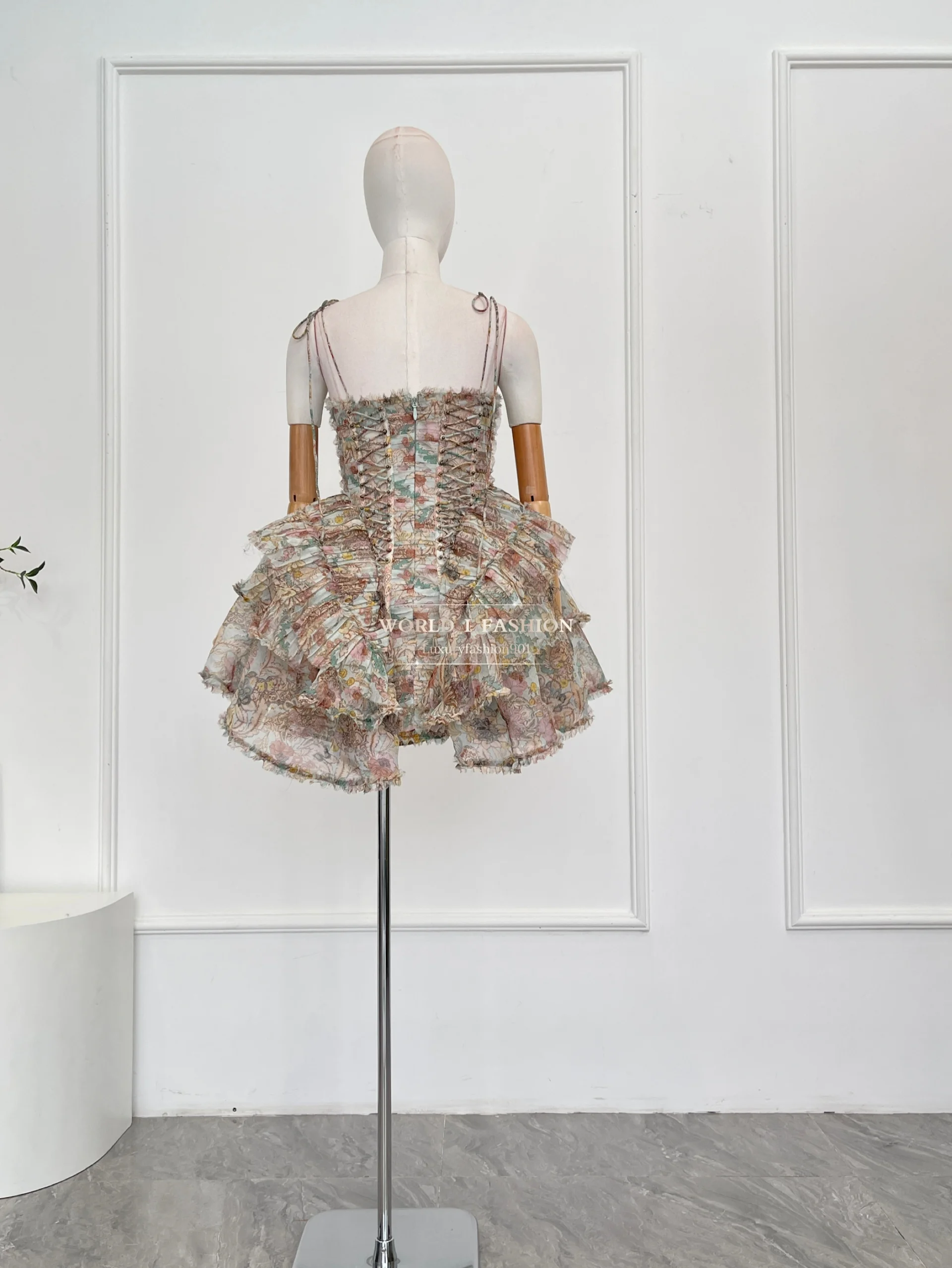 Damen-Minikleid mit mehrfarbigem Blumendruck, ärmellos, Rüschensaum, rückenfrei