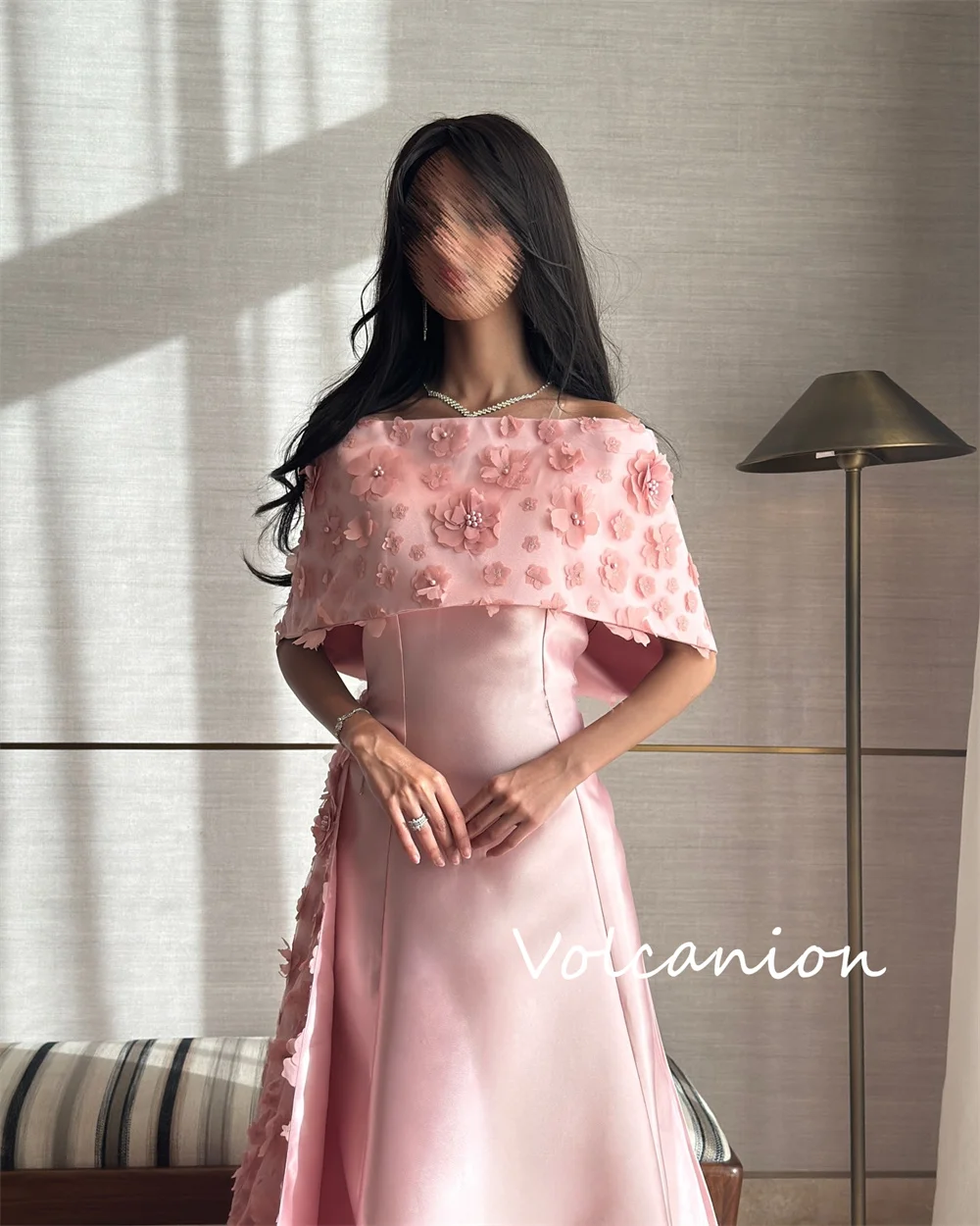 Abiti lunghi con spalle scoperte e fiori con paillettes Charmeuse alla moda personalizzati Stile moderno per occasioni su misura