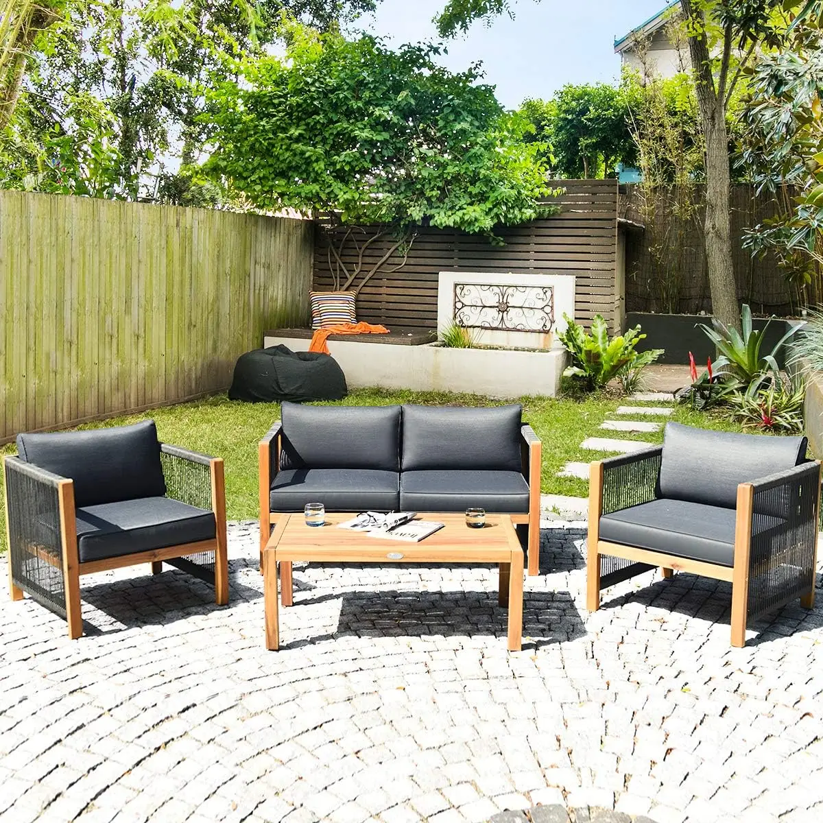 Ensemble de meubles d'extérieur en bois, canapé causeuse à cadre en acacia, 2 chaises simples et table basse, ensemble de conversation de 4 pièces avec coussins