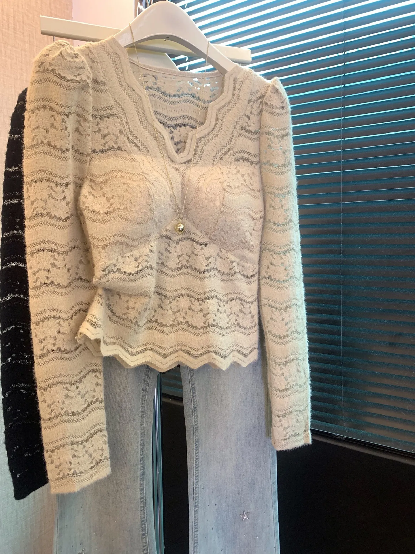 

2026 Women‘s French Lace Top with Built-in Bra V-Neck Long Sleeve Bodysuit Elegant Office Wear