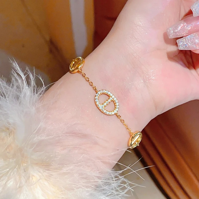 

French-style Zircon Oval Pig-nose Bracelet, A High-end and Exquisite Bracelet, A Fashionable and Elegant Commuting Accessory