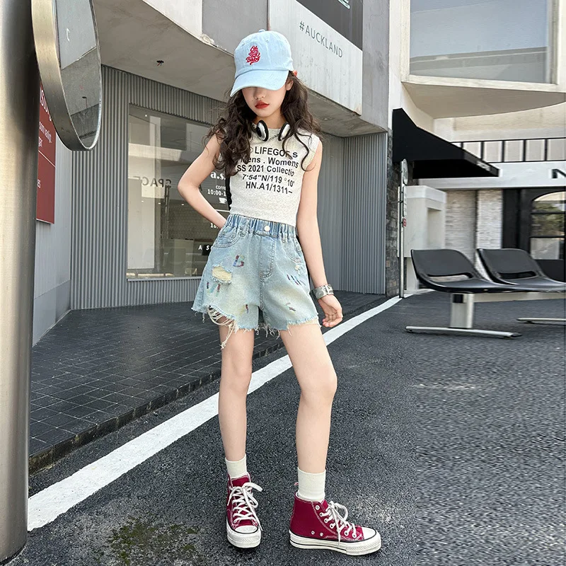 شورتات الفتيات 2025 صيف جديد للمراهقين شورت جينز مطرز للأطفال سراويل قصيرة ممزقة عصرية للأطفال من قماش الدنيم