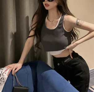 Estate alla moda verde senza spalline corto stretto strato base camicia da donna sportivo crop top tuta sportiva casual falso in due pezzi o collo T-shirt