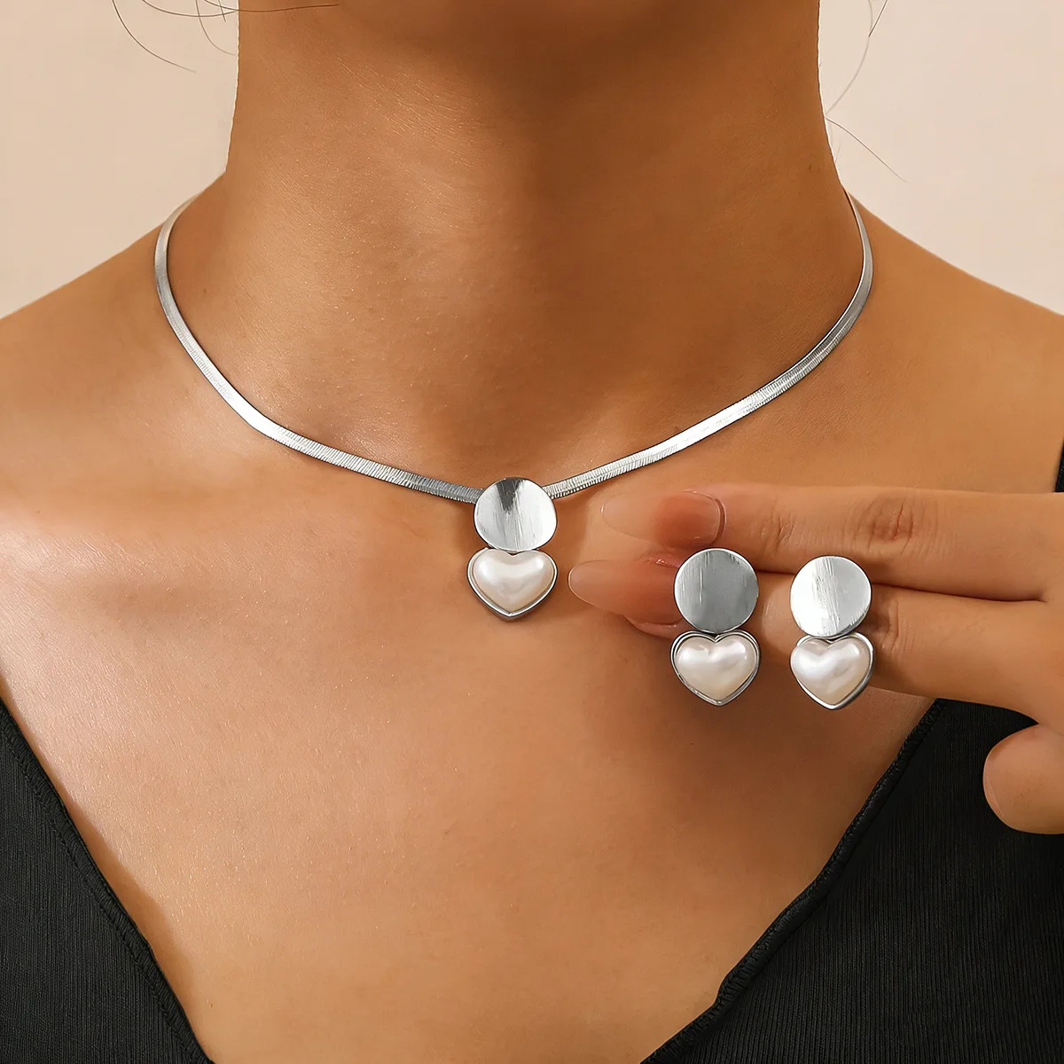 

2pcs/Set Minimalist Creative Gold Color Circular Heart-shaped Pendant Snake Bone Chain Necklace Earrings for Women Jewelry Sets