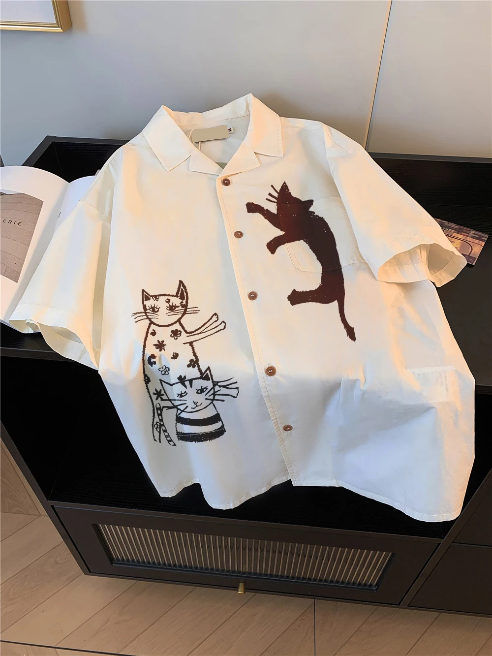 Csa Estampada de Manga Curta Solta e Estilosa sex Design Casual de Verão Funcionalidade de Conforto com Gola  Ajus...