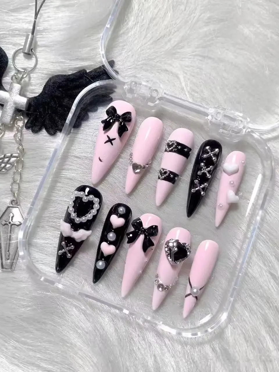 10 Stück handgemachte Y2K-Nägel mit Schleifen, Kreuzen, Herzen und Flügeln, superlange spitze Nägel, cool und süß mit glänzendem Finish, geeignet zum Tragen, inklusive Jelly-Kleber und Nagelfeile. – Detail 2