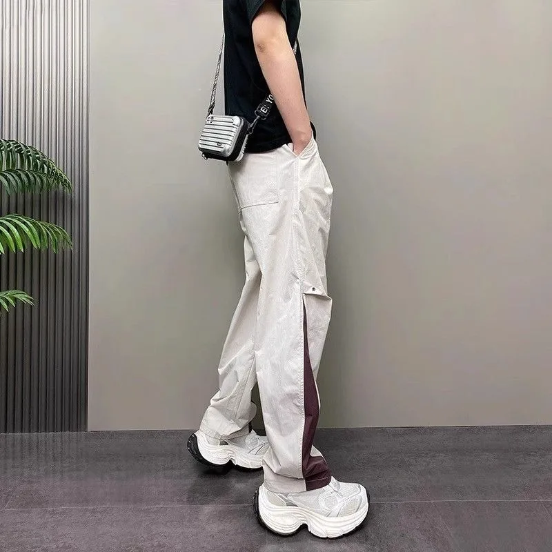 กางเกงลำลองผู้ชายทรงหลวมสไตล์อเมริกัน ขาตรง เอวยางยืดสูง มีกระเป๋า พร้อมเชือกผูกเอว สีตัดกัน