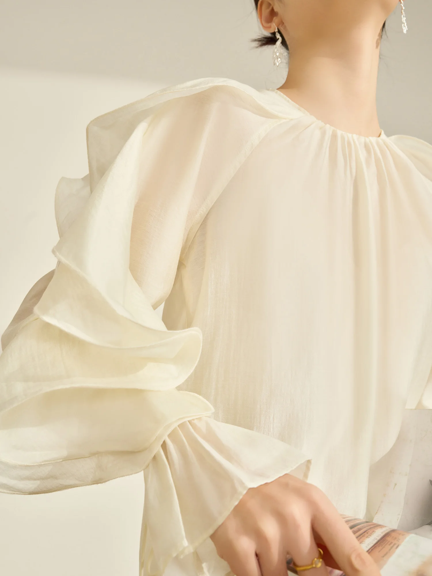 

Женская блузка Flowing Era, весна 2026, новая коллекция, роскошная, с длинным рукавом, свободного кроя, с круглым вырезом, из дышащего полиэфирного волокна