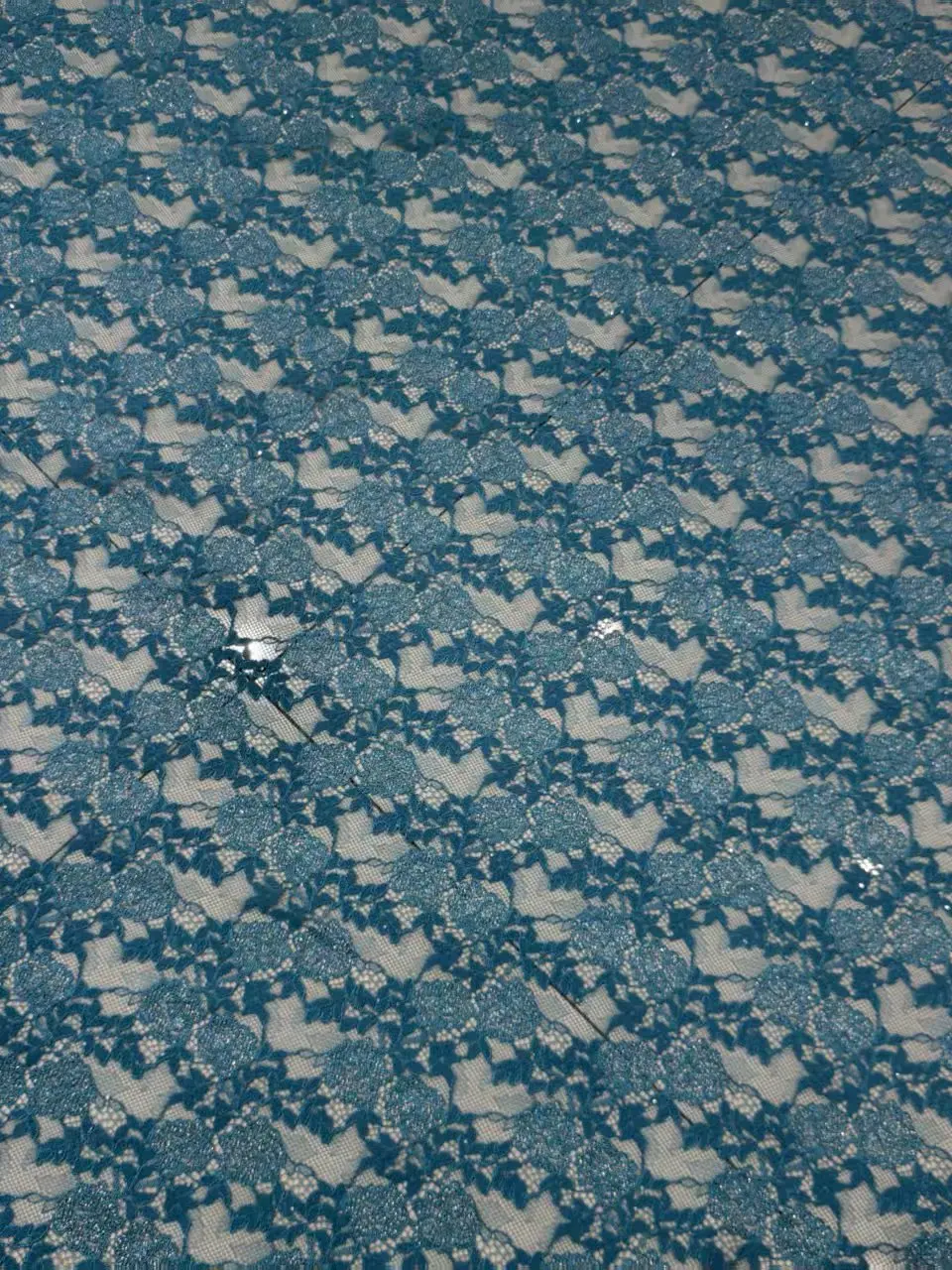 tecido-de-lantejoulas-brilhantes-com-renda-e-fio-dourado-vazado-azul-lago-com-borda-azul-pavao-para-confeccao-de-roupas-e-ace