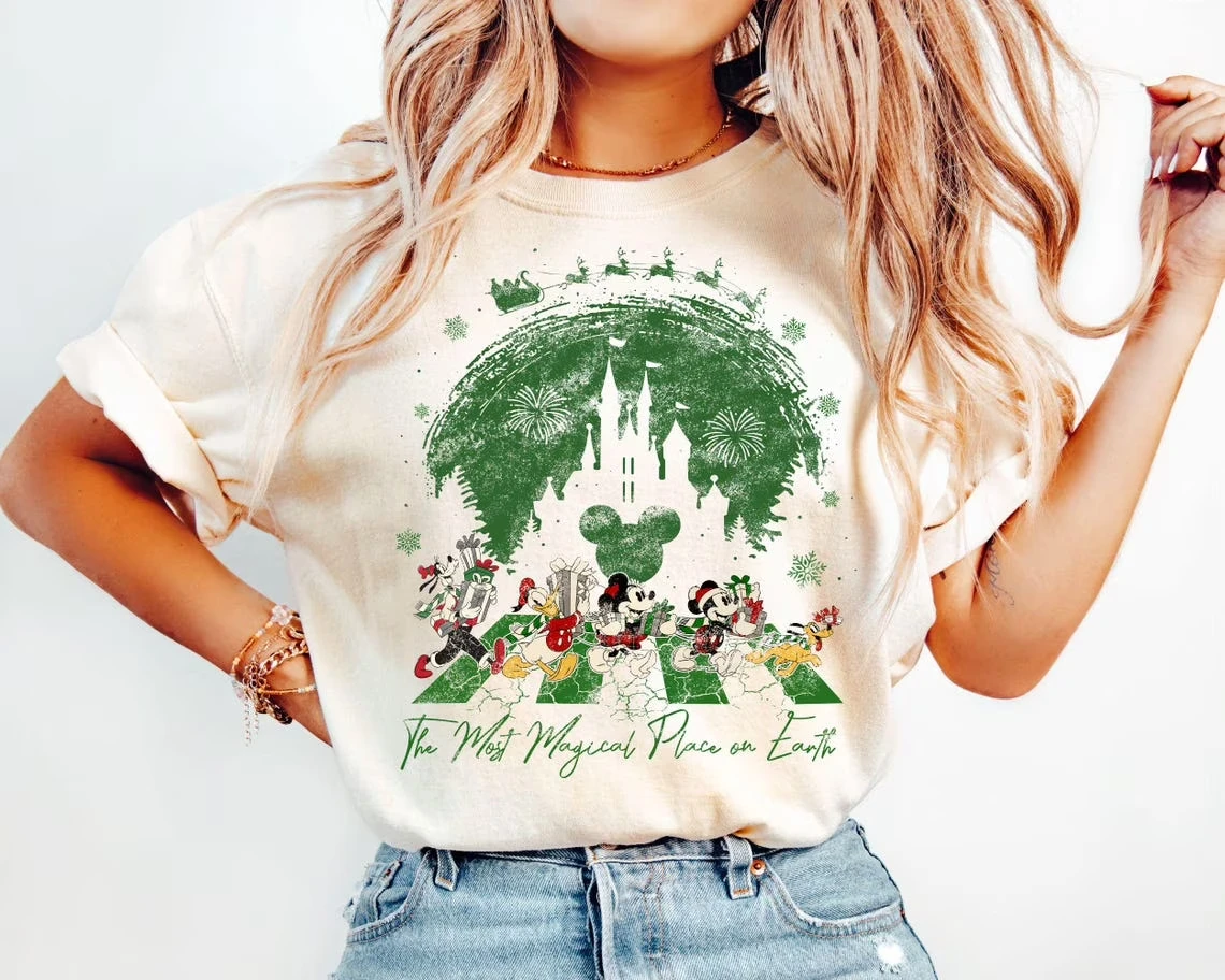 تي شيرت The Most Magical Place on Earth Disney Castle Graphic تي شيرت Santa Sleigh Firework Print للسيدات كاجوال من القطن