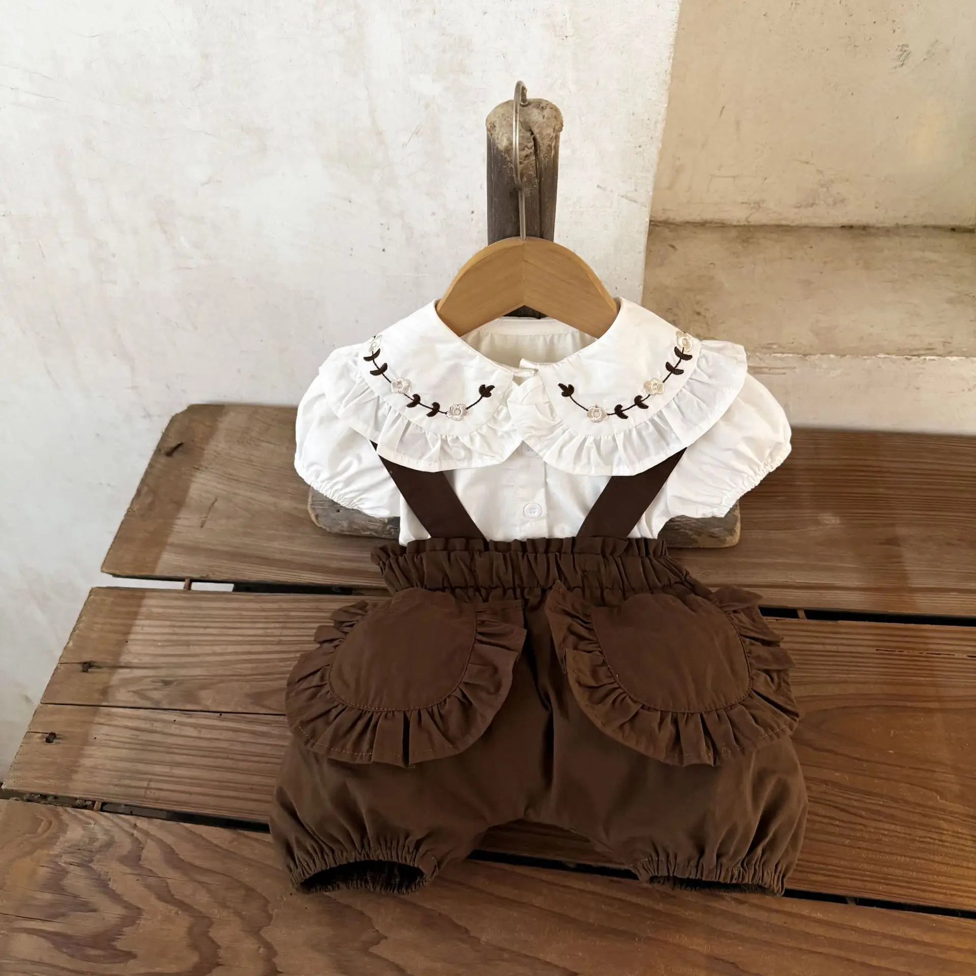 Ins النسخة الكورية فتاة طفل الصيف المطرزة طوق قصيرة الأكمام قميص الدانتيل الحمالة السراويل مجموعة عارضة قطعتين مجموعة