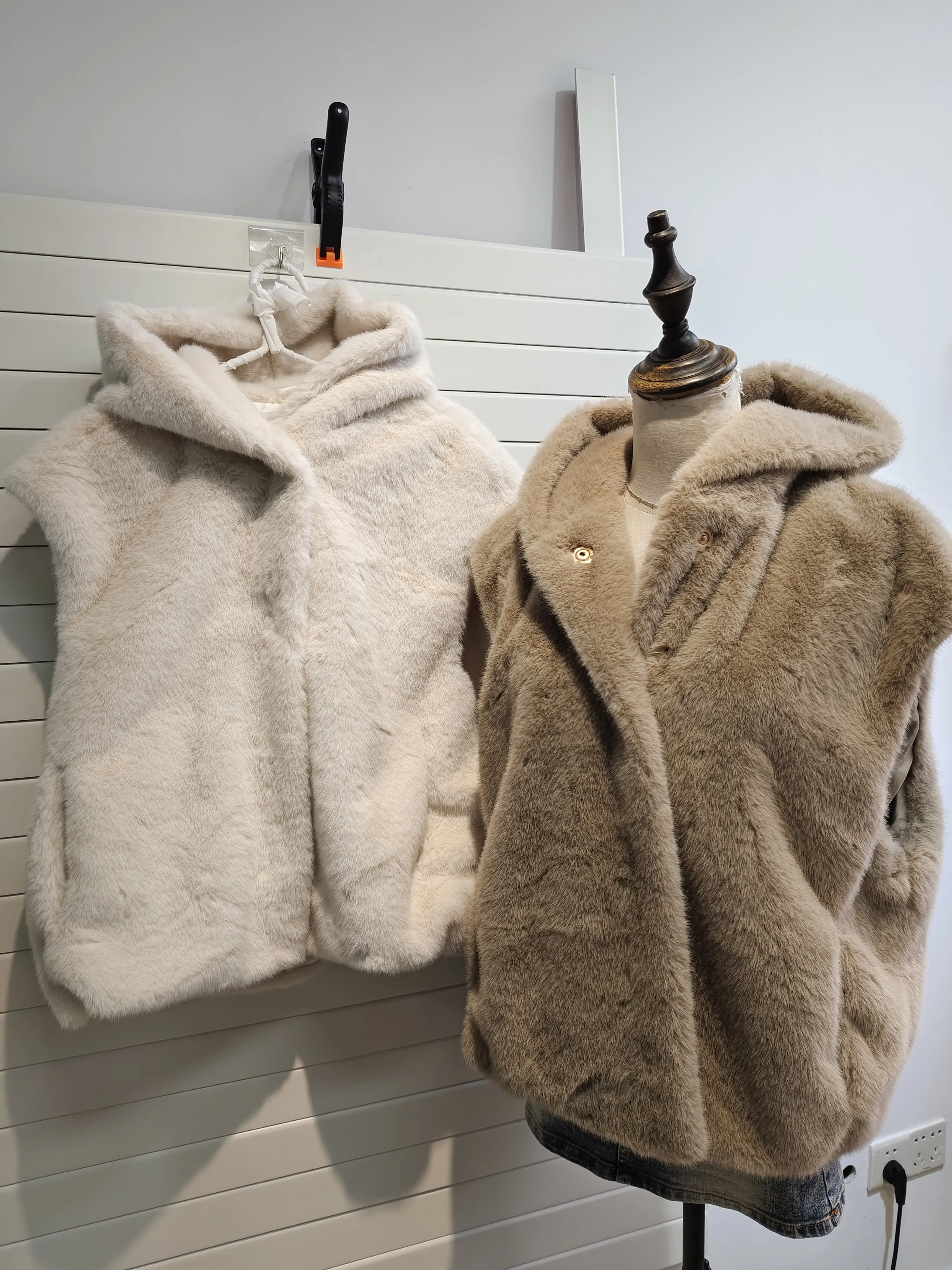Gilet court à capuche en fausse fourrure pour femme, manteau épais et chaud en peluche de Faux vison, nouvelle collection automne-hiver 2025