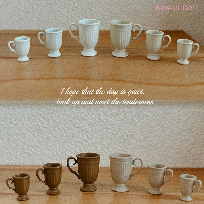 1Pcs Mini Legierung Hohe Fuß Relief Mark Kaffee Tasse Mit Griff Puppenhaus Französisch Retro Miniatur Szene Dekoration