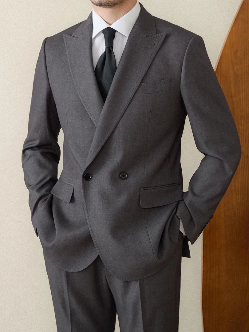 

Мужской деловой костюм Slim Fit: модные брюки и пиджак с двубортным застежением на пуговицах, одинарным лацканом, классического однотонного цвета.