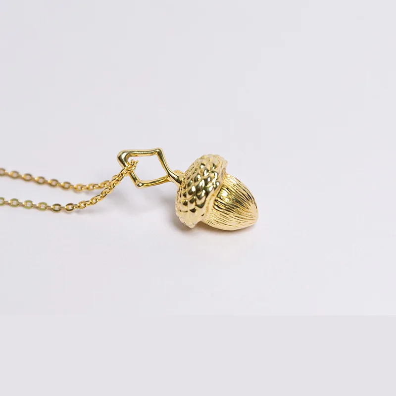 Creative and fun design, gold-plated pine cone shaped pendant, simple necklace